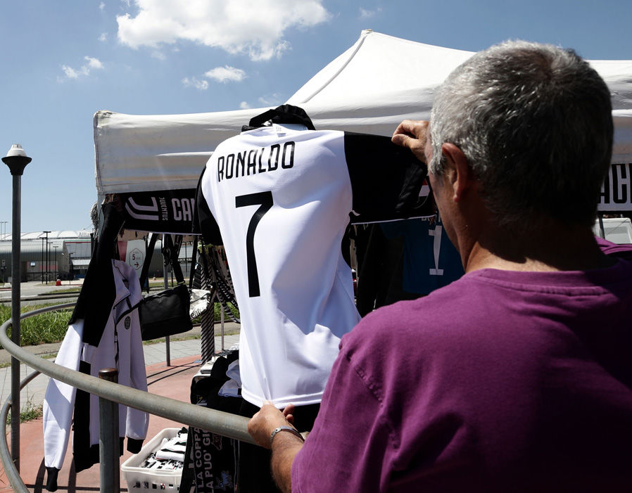 Áo đấu Ronaldo được bày bán khắp Turin trước khi Juventus nổ bom tấn - Bóng Đá