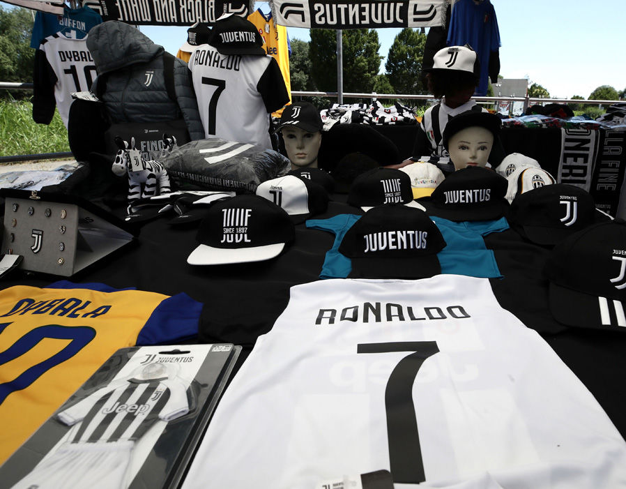 Áo đấu Ronaldo được bày bán khắp Turin trước khi Juventus nổ bom tấn - Bóng Đá