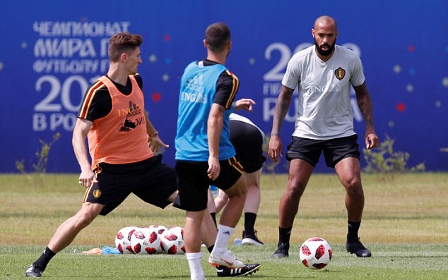 Xỏ giày ra sân, Henry dạy cầu thủ Bỉ cách sút tung lưới Tam sư - Bóng Đá