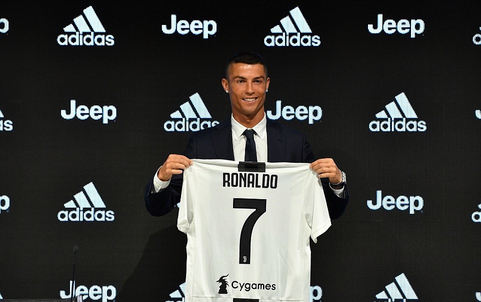 Ronaldo nháy mắt ẩn ý trong buổi họp báo ra mắt Juventus - Bóng Đá
