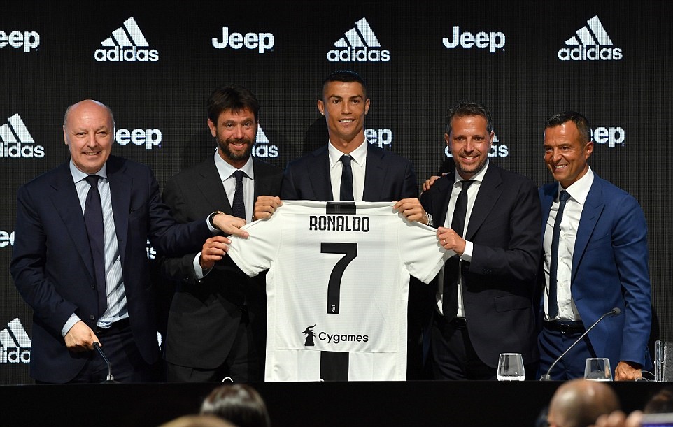 Ronaldo nháy mắt ẩn ý trong buổi họp báo ra mắt Juventus - Bóng Đá