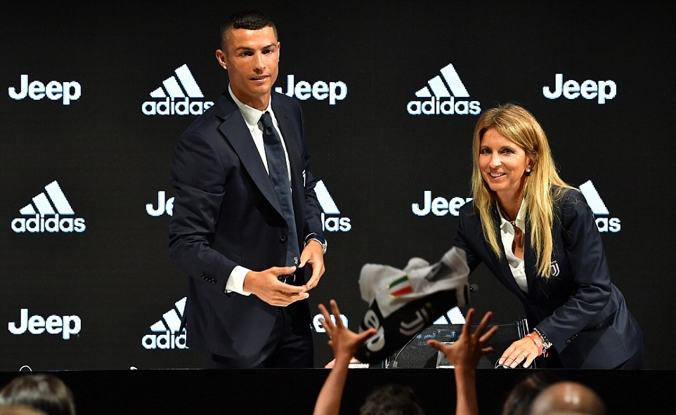 TOÀN CẢNH buổi họp báo của Ronaldo: Đưa Juventus tới đẳng cấp cao hơn - Bóng Đá