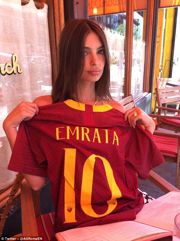 Siêu vòng 1 Emily Ratajkowski bỏ Juve theo Roma? - Bóng Đá