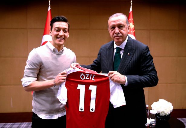 Sau tất cả, Mesut Ozil gửi tâm thư đáp trả chỉ trích - Bóng Đá