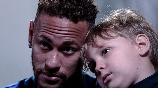 Neymar phô diễn kỹ thuật trên sân bóng 5 người - Bóng Đá