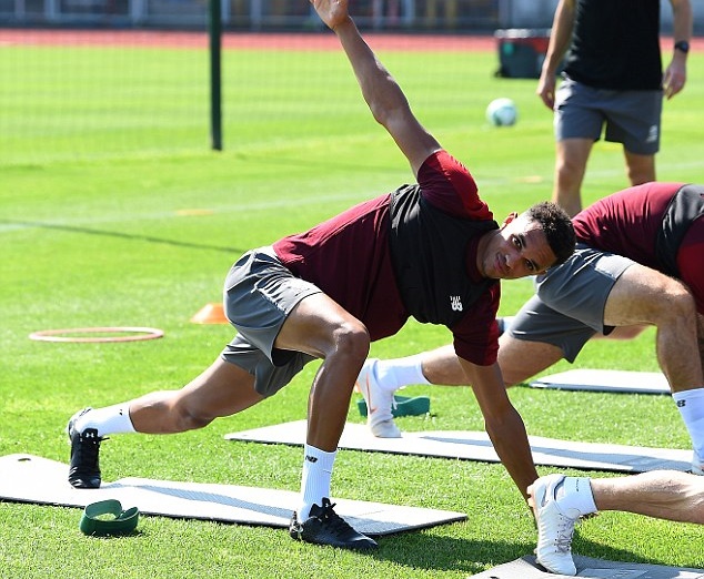 Karius, Alisson thay nhau thể hiện tài bắt bóng trên sân tập Liverpool - Bóng Đá