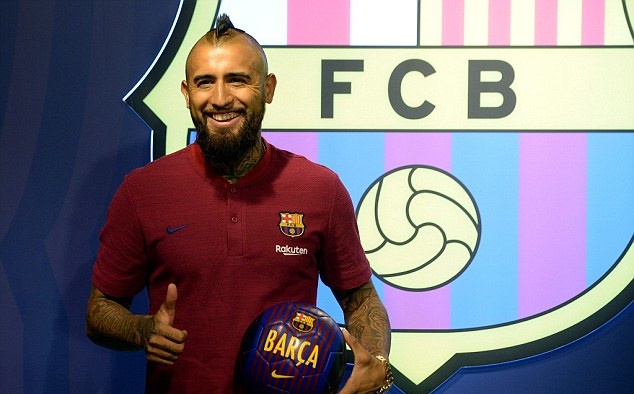 Chùm ảnh Vidal tới Barcelona - Bóng Đá