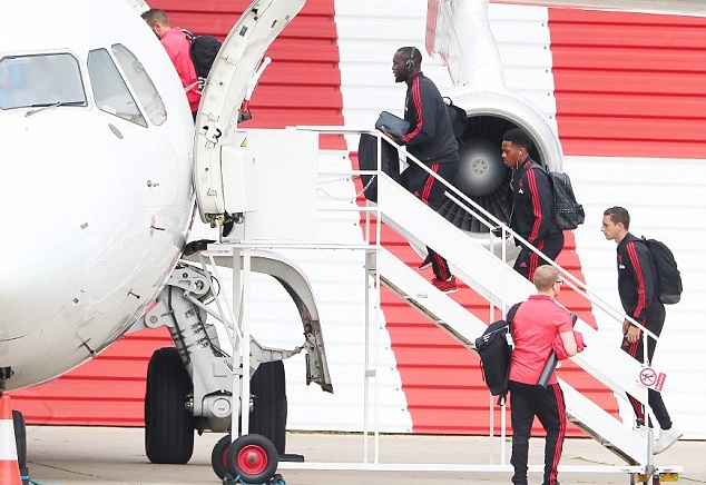 Pogba cười không ngớt khi cùng Man Utd lên đường đấu Brighton - Bóng Đá