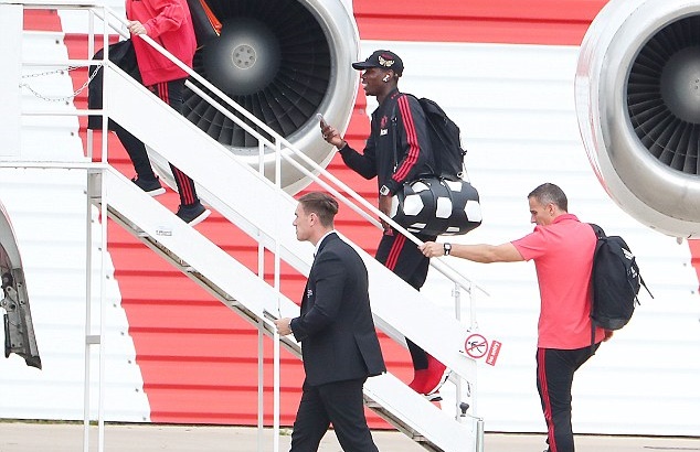 Pogba cười không ngớt khi cùng Man Utd lên đường đấu Brighton - Bóng Đá