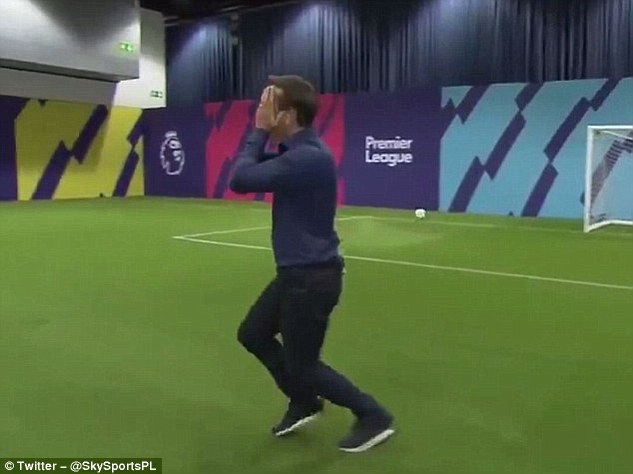 Buộc phải khoác áo Liverpool, Neville vẫn kịp sử dụng chiêu trò - Bóng Đá