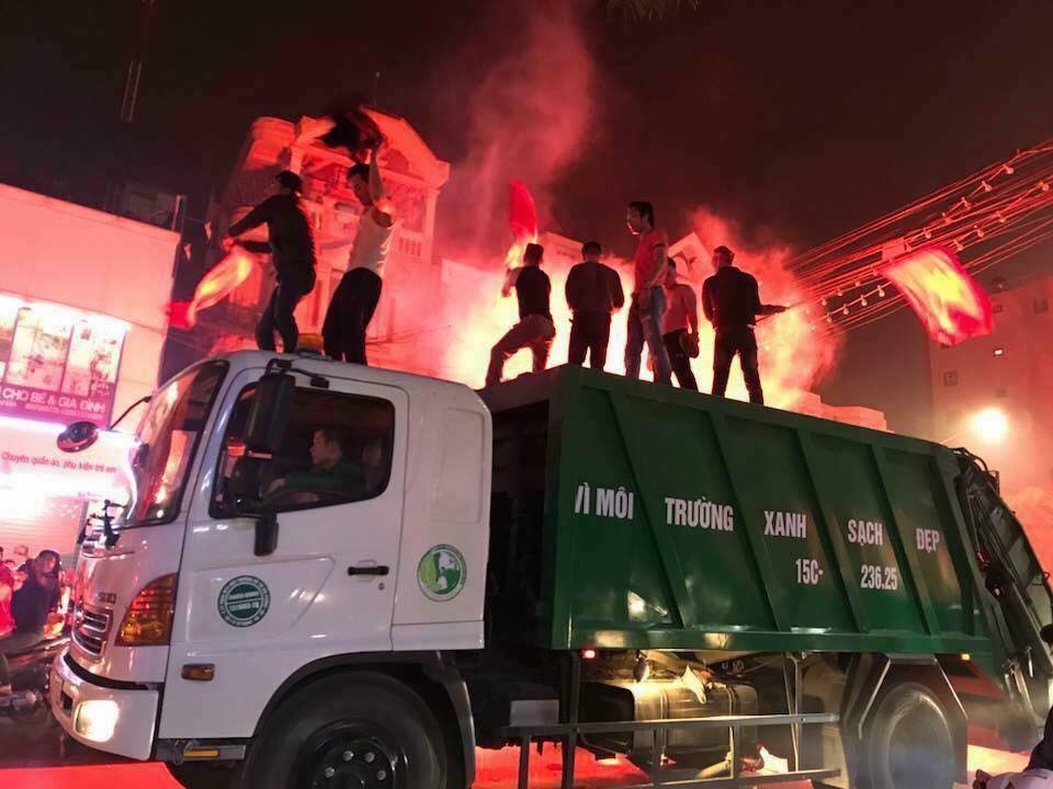 Xe cơ động, xe chở rác, lẫn... xe tang hòa chung niềm vui U23 Việt Nam - Bóng Đá