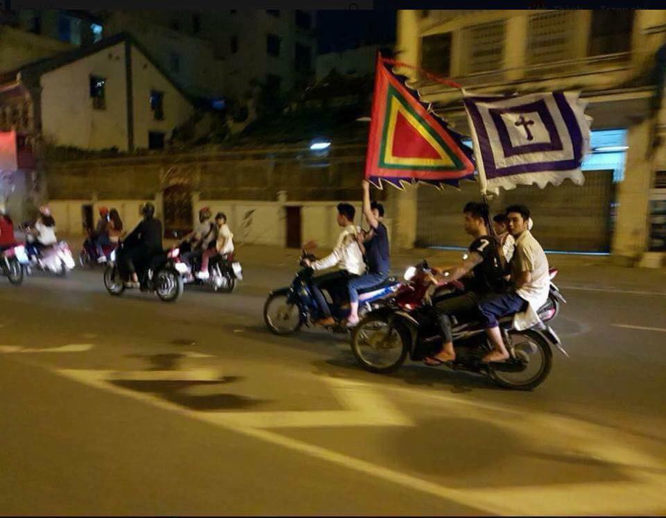 Xe cơ động, xe chở rác, lẫn... xe tang hòa chung niềm vui U23 Việt Nam - Bóng Đá