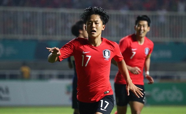 Thoát nghĩa vụ, Son Heung-min tung tăng chạy khắp sân như 'trẻ lên ba' - Bóng Đá