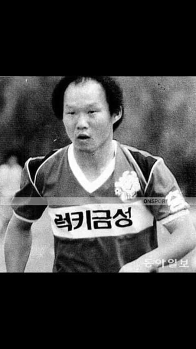 HLV Park Hang-seo lộ ảnh thời trẻ 'đẹp trai phong trần' gây sốt - Bóng Đá