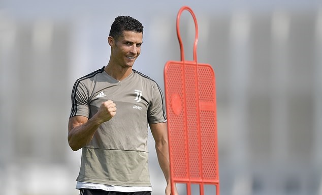 Sau sự cố, Ronaldo lộ biểu cảm khó tin trên sân tập Juventus - Bóng Đá