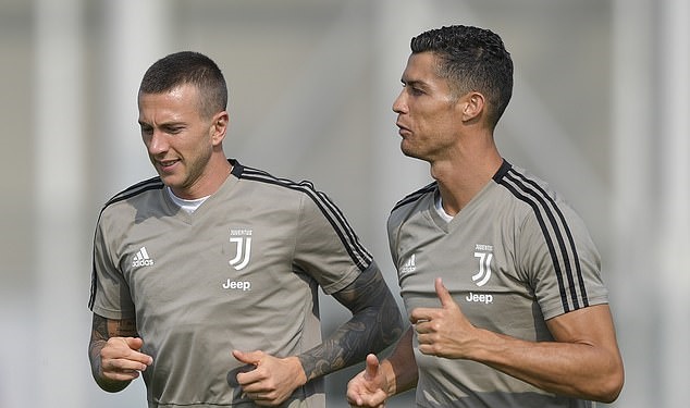Sau sự cố, Ronaldo lộ biểu cảm khó tin trên sân tập Juventus - Bóng Đá