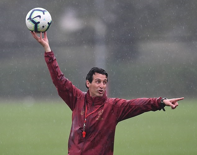 Ozil co ro trên sân tập Arsenal dưới cơn mưa rào - Bóng Đá