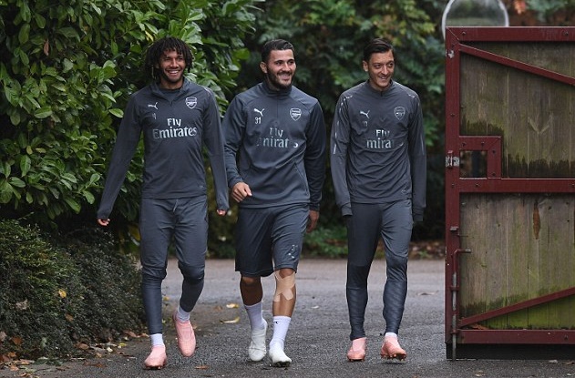 Ozil co ro trên sân tập Arsenal dưới cơn mưa rào - Bóng Đá