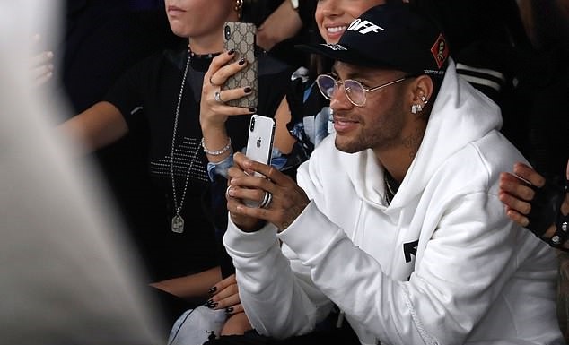 Neymar đi tuần lễ thời trang với bạn gái - Bóng Đá