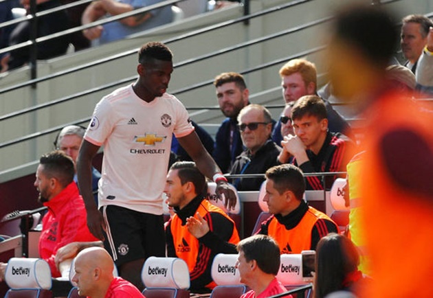 Cận cảnh: Rời sân, Pogba không thèm nhìn mặt Mourinho - Bóng Đá