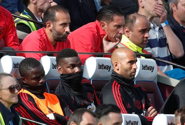 Cận cảnh: Rời sân, Pogba không thèm nhìn mặt Mourinho - Bóng Đá