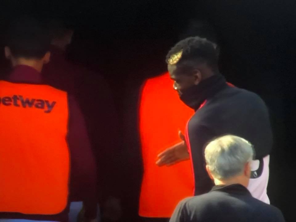 Cận cảnh: Bị thay ra sân, Pogba không thèm nhìn mặt Mourinho - Bóng Đá