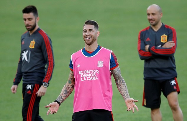 Ramos và dàn cầu thủ Tây Ban Nha diện áo hồng nam tính trên sân tập - Bóng Đá