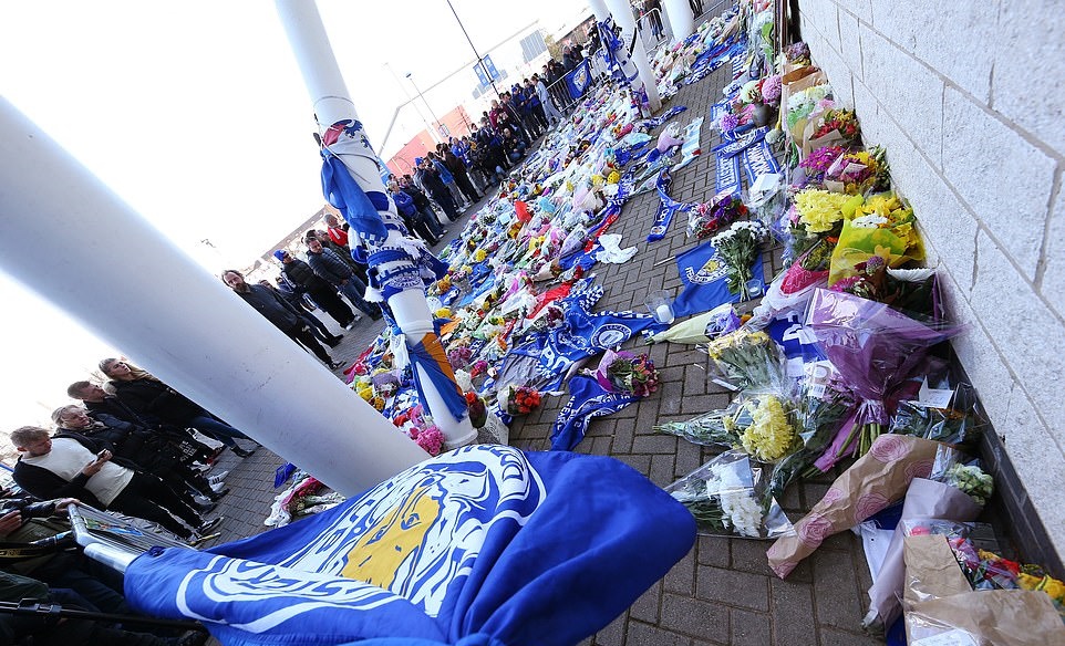 CĐV chia buồn Leicester City bên ngoài sân King Power - Bóng Đá