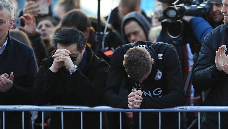 Vardy và nhiều cầu thủ Leicester City rơi lệ trong lễ tang Vichai Srivaddhanaprabha - Bóng Đá