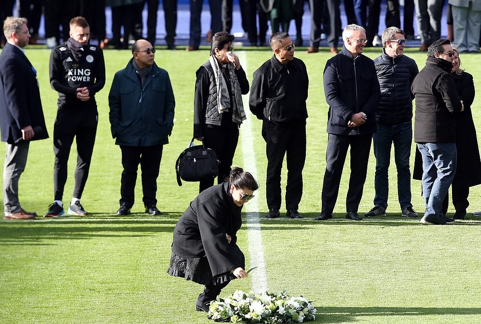 Vardy và nhiều cầu thủ Leicester City rơi lệ trong lễ tang Vichai Srivaddhanaprabha - Bóng Đá