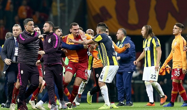 Kinh hoàng! Cầu thủ Galatasaray bị phía Fenerbahce rượt đánh  - Bóng Đá