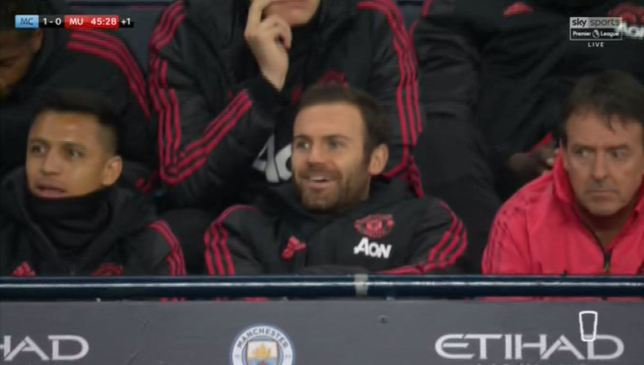 Man Utd khổ sở trước Man City, Mata và Sanchez lại cười đùa trên khán đài - Bóng Đá