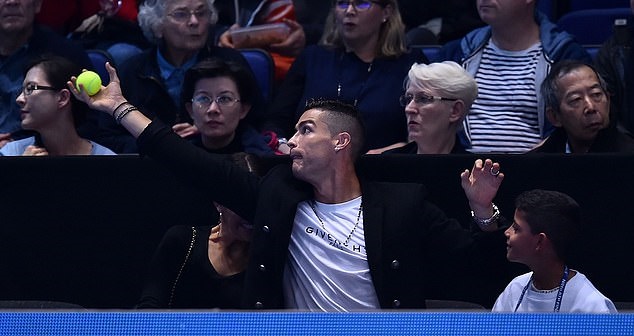 Ronaldo 1 tay chụp gọn bóng tennis, cả khán đài dậy sóng - Bóng Đá