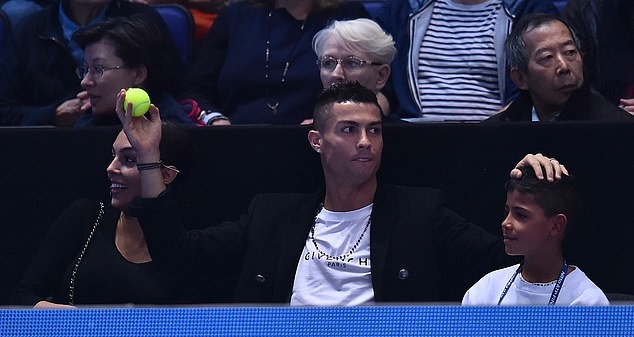 Ronaldo 1 tay chụp gọn bóng tennis, cả khán đài dậy sóng - Bóng Đá