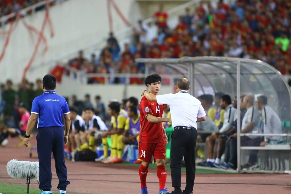 Cầu thủ Malaysia đá rắn, giật cùi chỏ vẫn không ngăn được Công  - Bóng Đá