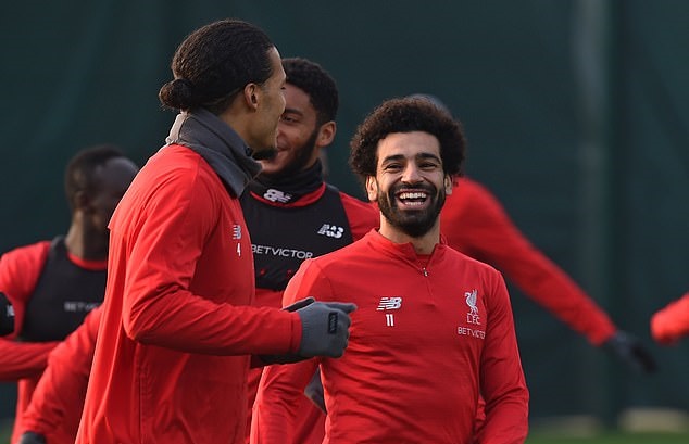 Cầu thủ Liverpool cười ngặt nghẽo chứng kiến Klopp tâng bóng - Bóng Đá