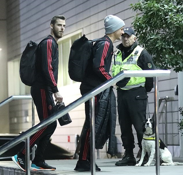 Ảnh Cầu thủ Man Utd tới khách sạn - Bóng Đá