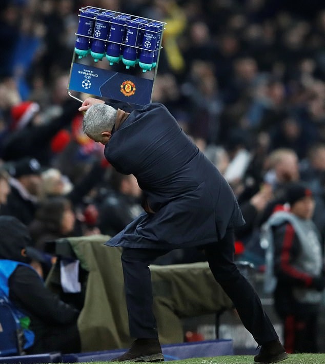 Mourinho nổi điên, đập phá giỏ đựng nước khi Fellaini ghi bàn - Bóng Đá