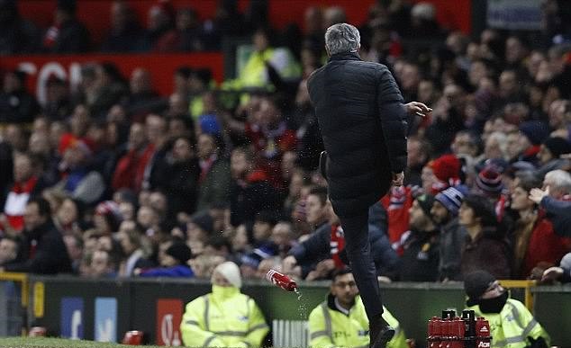 Mourinho nổi điên, đập phá giỏ đựng nước khi Fellaini ghi bàn - Bóng Đá