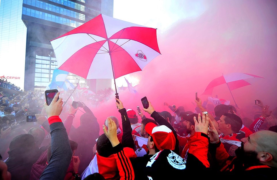 CĐV Boca Juniors và River Plate hò hét, đốt phát sáng loạn cả khu Madrid - Bóng Đá