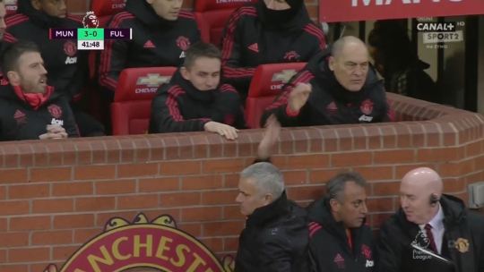 Mourinho hành xử bất ngờ với các trợ lý sau bàn thắng của Lukaku - Bóng Đá