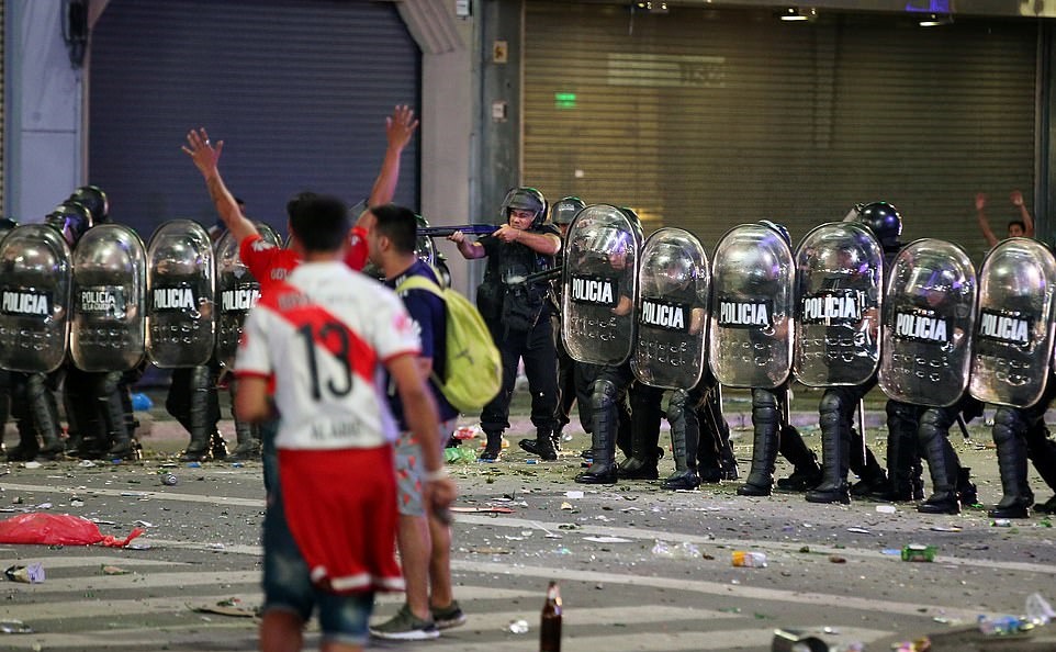CĐV River Plate mừng chiến thắng với máu và bạo loạn - Bóng Đá