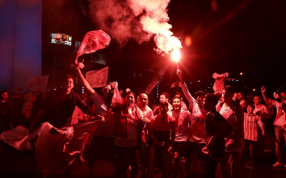 CĐV River Plate mừng chiến thắng với máu và bạo loạn - Bóng Đá