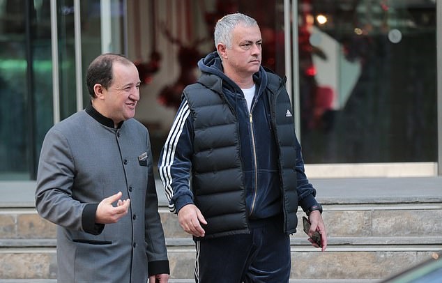 Ảnh Mourinho rời khách sạn - Bóng Đá