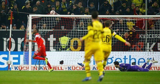 Địa chấn Bundesliga: Nhược tiểu hạ gục Dortmund, Bayern Munich 'mừng húm' - Bóng Đá