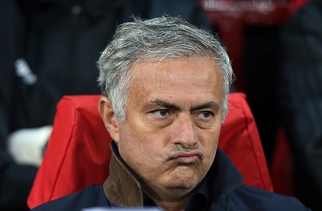 Xuất hiện lần đầu sau khi mất việc, Mourinho lộ biểu cảm như trêu ngươi Man Utd - Bóng Đá