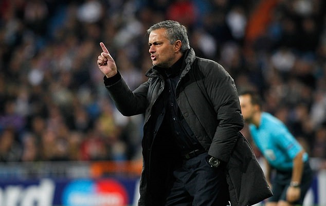 Xuất hiện lần đầu sau khi mất việc, Mourinho lộ biểu cảm như trêu ngươi Man Utd - Bóng Đá