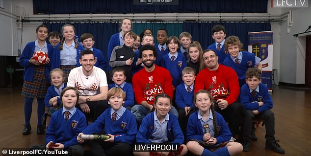 Salah và đồng đội tạo bất ngờ cho CĐV nhí - Bóng Đá