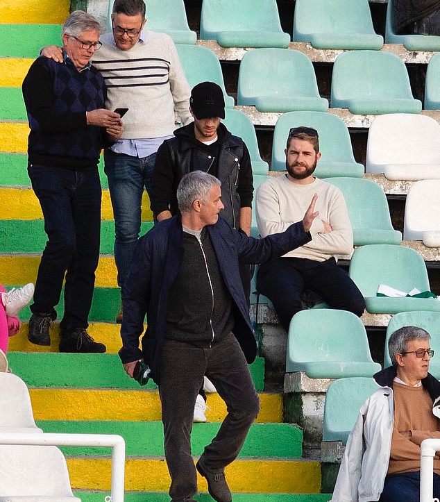 Chùm ảnh: Mourinho trở về quê nhà - Bóng Đá