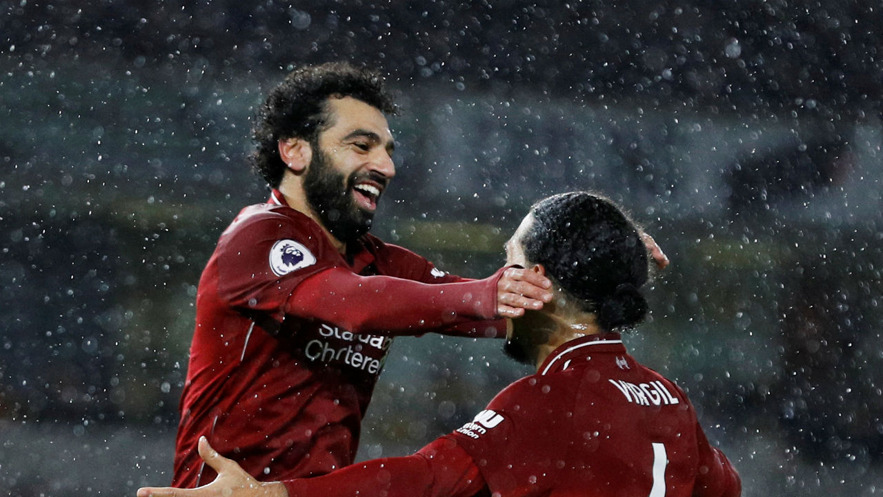 Salah và đồng đội tạo bất ngờ cho CĐV nhí - Bóng Đá